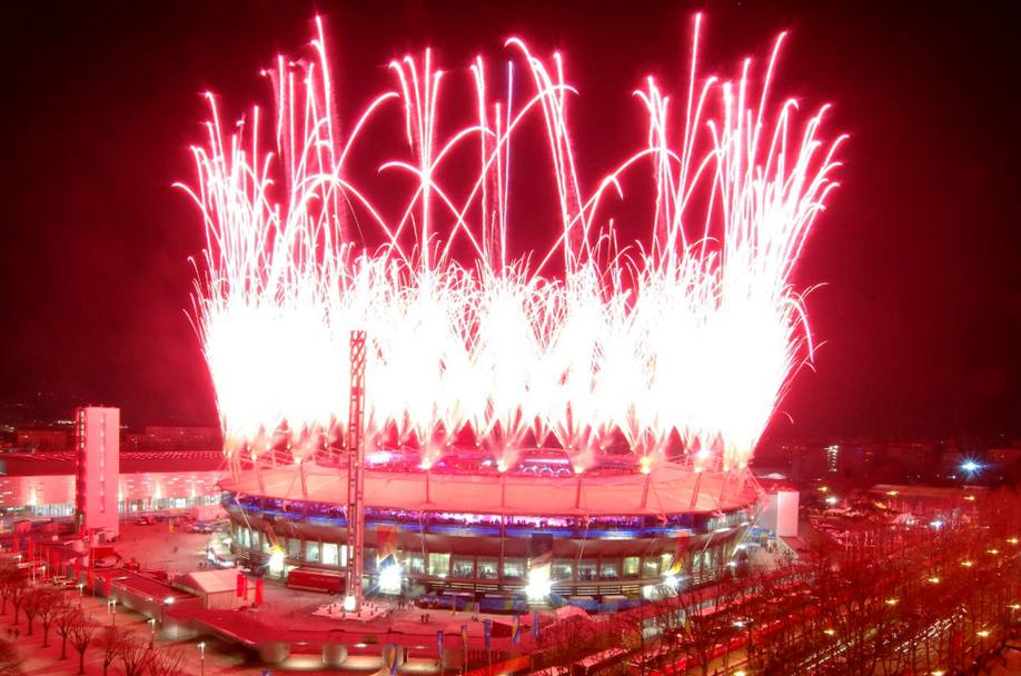 Il 10 febbraio 2006 allo stadio Olimpico di Torino un suggestivo spettacolo pirotecnico dà inizio alla cerimonia di apertura dei XX Giochi Olimpici Invernali di Torino 2006 (Ansa)